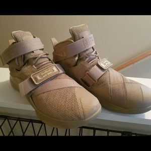 Nike LeBron Soldier 9